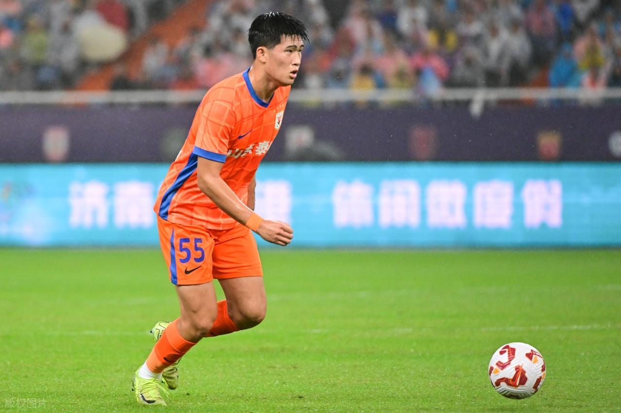 开云APP-进攻防守一把抓，山东泰山又贡献一名带刀后卫，球迷：国产拉莫斯